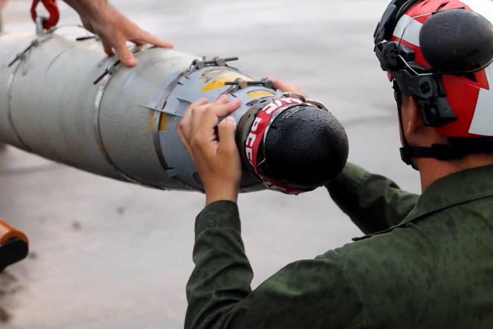 En el video se destaca como los funcionarios cargan las municiones de los aviones caza F-35B.