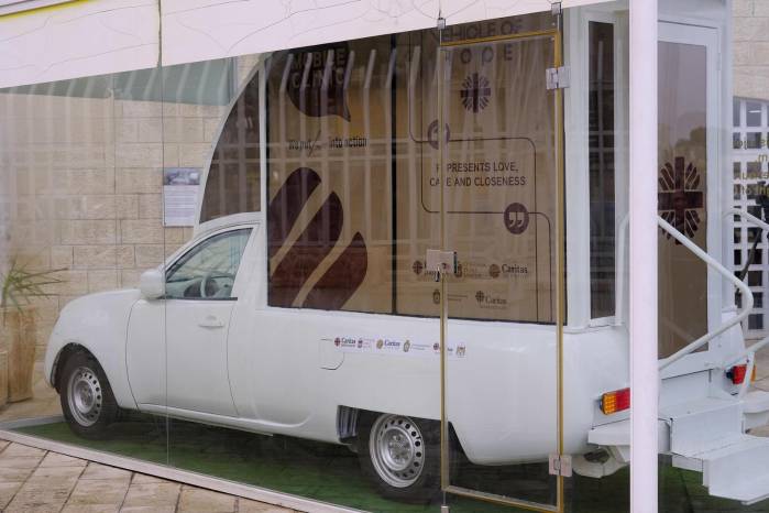 -El papamóvil que el difunto papa Francisco utilizó durante su visita a Belén en 2014 llegó a dicha localidad cisjordana este martes convertido en clínica itinerante con destino Gaza, pero las autoridades israelíes aún no han dado el visto bueno para que el vehículo acceda a la Franja. La conversión del automóvil papal en una clínica que preste servicio en Gaza, sobre todo a niños, fue uno de los últimos deseos de su santidad, informó el Vaticano tras el fallecimiento de Francisco Bergoglio el pasado 21 de abril.-EFE/ Guillermo Azábal