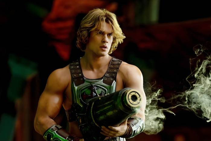 Nicholas Galitzine entra en su debut como He-Man a una Eternia en ruinas que debe salvar.