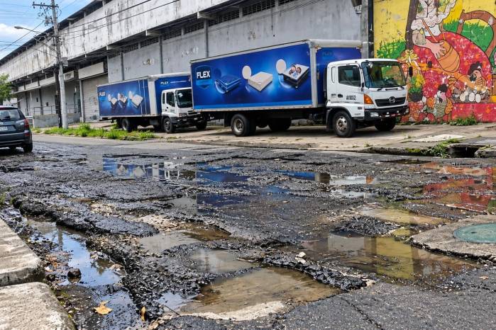 Vista del deterioro de la calle Alejandro Duque G., en la avenida Frayipany, donde los baches y el agua estancada evidencian el mal estado de la vía.