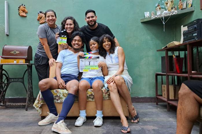 El equipo dedicó el galardón “a la memoria de Rommel, Jackeline y Bondy, cuya energía y legado viven en cada escena”