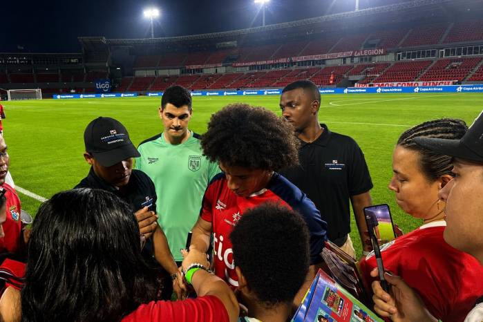 Adalberto Carrasquilla firmando autógrafos tras el entrenamiento.