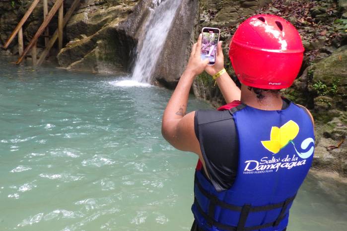 Las rocas han sido esculpidas por el río Damajagua a lo largo de miles de años, creando toboganes naturales.