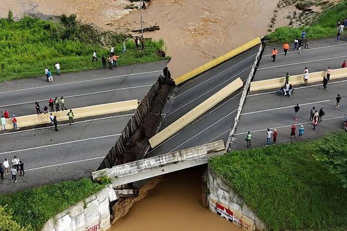 El gobernador del estado venezolano de Portuguesa, Primitivo Cedeño, comunicó que un puente de la autopista José Antonio Páez, que conecta a las regiones de los andes y del centro del país, colapsó tras las intensas lluvias.