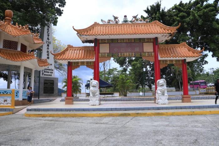 Reportan la remoción del monumento de la comunidad china en el área del puente de las Américas