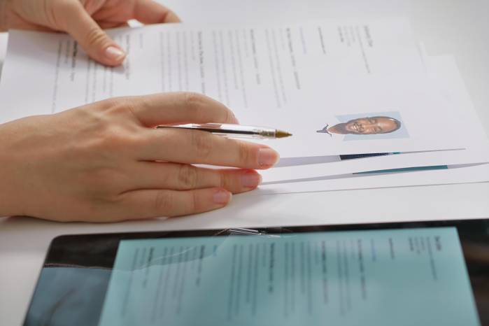 Los reclutadores pueden enfocarse en las entrevistas de profundidad, el análisis de la cultura organizacional y la conexión emocional con los candidatos.