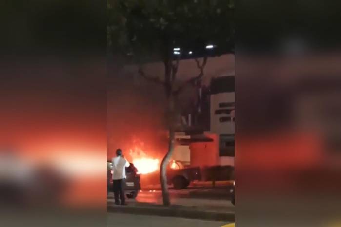 Captura de video que muestra un vehículo incendiándose afuera de un centro comercial este martes, en Guayaquil.