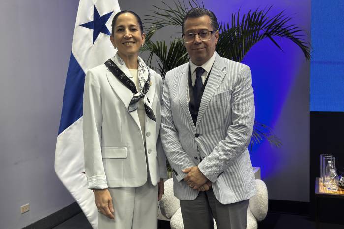 Maruja Herrera, Ministra de Cultura junto a Enrique Vargas.