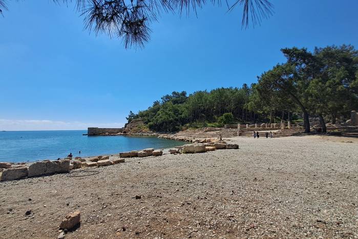 Phaselis, un sitio arqueológico donde las ruinas romanas conviven con playas de aguas cristalinas y bosques de pinos.