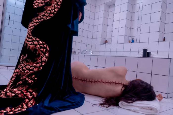 El guiño al ‘body horror’ clásico lleva a Moore a una cinta en la que busca transformarse a sí misma.