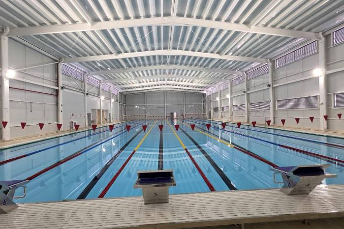 Su centro acuático contiene una piscina olímpica, piscina de calentamiento y graderías para 1,300 personas.