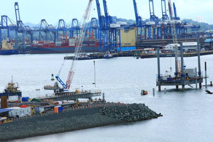 La operación, valorada en 22.800 millones de dólares, contempla la adquisición de más de 40 puertos en distintas partes del mundo y que en la actualidad controlados el conglomerado CK Hutchison.