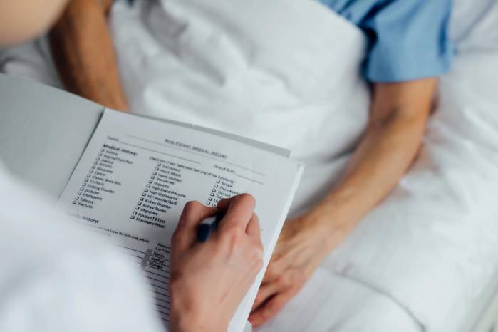 Las autoridades también pidieron a la población evitar acudir directamente a los hospitales cuando los síntomas sean leves.