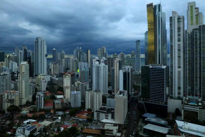 La norma es tajante al incluir en la vigilancia a los ‘familiares cercanos’.