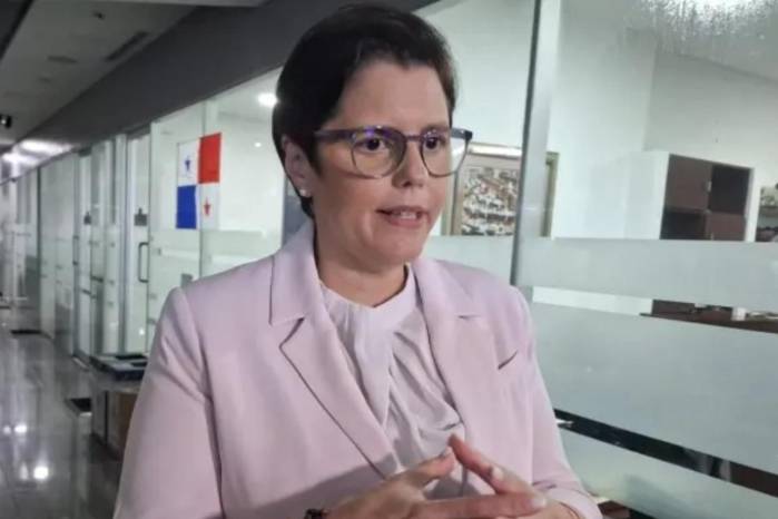 La diputada cuestionó que algunos diputados cuenten con más de un despacho dentro de la Asamblea.