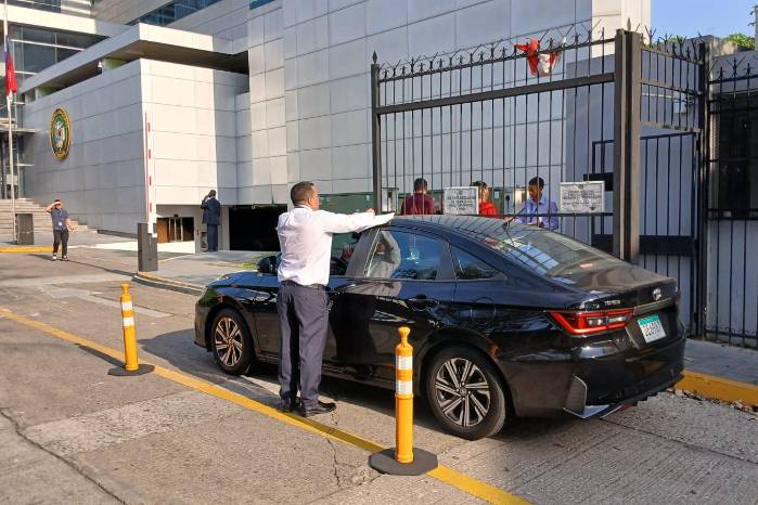 Personal de la Contraloría de la República llegando esta mañana a la Asamblea Nacional.