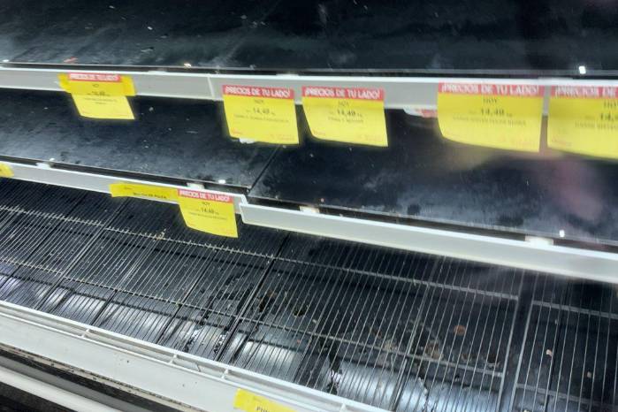 Muchos supermercados están cerrados, y los pocos que están abiertos registran largas filas.