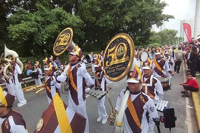 Bandas invitadas de Costa Rica marchan junto a delegaciones locales en la histórica conmemoración.