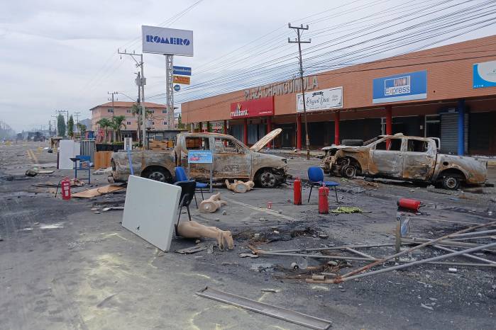 Plaza Changuinola, en Finca 11, tras los enfrentamientos entre la fuerza pública y manifestantes. Al fondo, los comercios vandalizados.