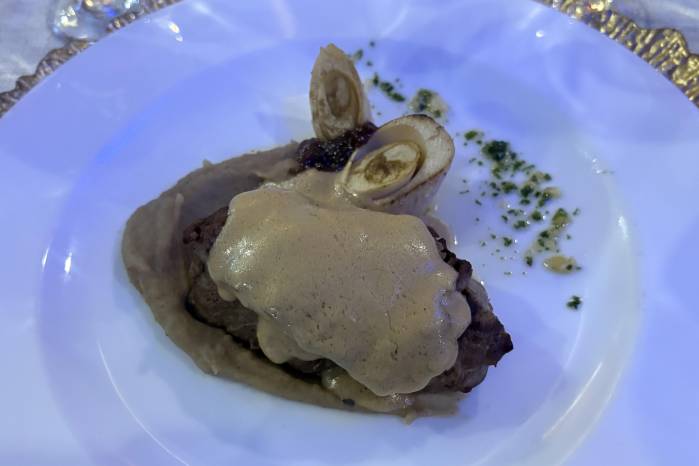 Lomo de vacuno mayor sobre una mousse de palmito y castaña, con emulsión ahumada de anchoas y manchego y cebolla melosa de Rioja.