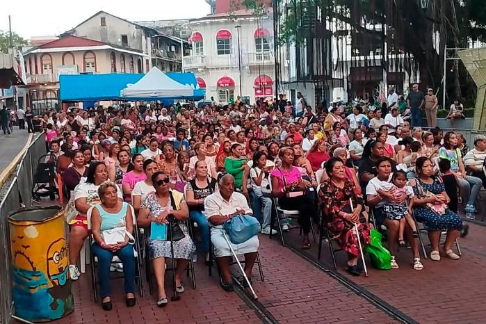 La representante de Santa Ana, Kira Ponce, destacó que esta celebración se realiza cada año con el propósito de llevar un momento de felicidad a las madres.