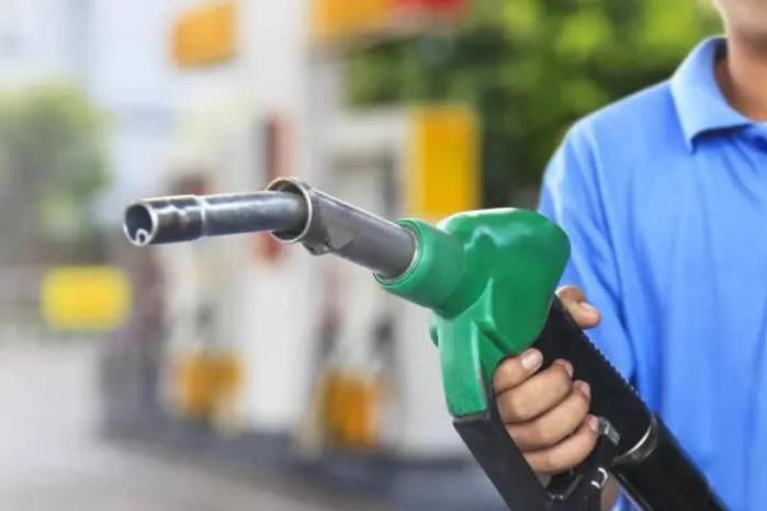 Las proyecciones indican que el alza del combustible provocada por la crisis en Medio Oriente duplicará el impacto previsto en el país.