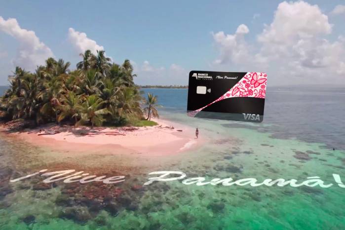 El nuevo diseño de esta tarjeta presenta elementos visuales representativos de Panamá, como las mariposas y la flora autóctona, fusionados con la costura de la pollera.