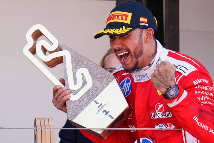El piloto inglés del equipo Ferrari Lewis Hamilton, celebra en el podio su victoria tras imponerse en el Gran Premio de Barcelona.