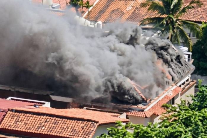 Una vez controlado el incendio principal en Dos Mares, el personal continuó las labores para extinguir focos de fuego ocultos en la parte superior de la estructura.