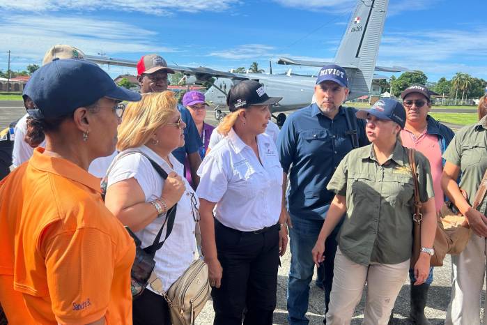 La ministra de Gobierno, Dinoska Montalvo, junto a varios voceros de entidades del Estado, este domingo, en una visita a Bocas del Toro.