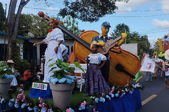 Colorido desfile folclórico y de bandas marca los 24 años de Las Mañanitas
