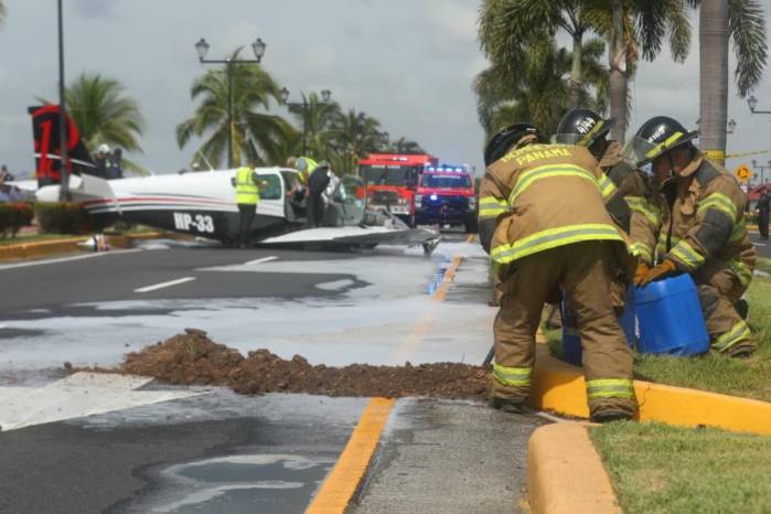 Los bomberos realizan labores para limpiar el combustible de los paños de la vía de la calzada de Amador.