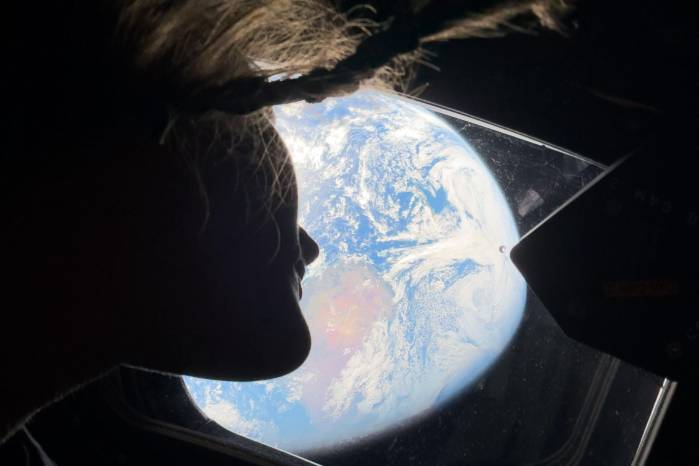 Los astronautas Christina Koch y Reid Wiseman se detienen un instante para contemplar la Tierra mientras la misión Artemis II continúa su viaje hacia la Luna.