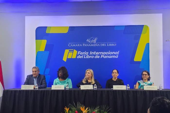 El anuncio se realizó en el Centro de Capacitación Ascanio Arosemena, con la participación de la ministra de Cultura, María Eugenia Herrera; la ministra de Educación, Lucy Molinar; la historiadora Marixa Lasso; la presidenta de la Cámara Panameña del Libro, Orit Btesh; y el vicepresidente de Comunicación del Canal de Panamá, Eduardo Quirós.