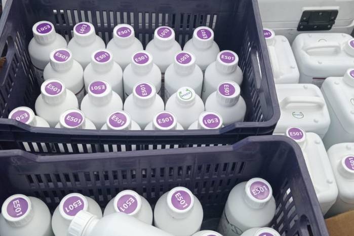 En una revisión de rutina, los inspectores de la ANA hallaron en la cabina 35 cajas color chocolate, cada una con 150 frascos de medicamentos sin descripción.