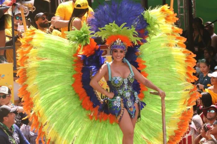 Entre agua, música y una multitud encendida por el verano tableño, Jacky se lució acompañando a la reina Astrid Carolina.