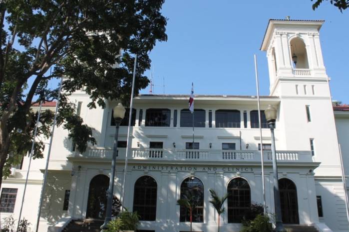 De acuerdo con evaluaciones de organismos internacionales, el BMHCA está asociado a riesgos para la salud, incluyendo potencial toxicidad para la reproducción, así como posibles efectos irritantes en piel y ojos.