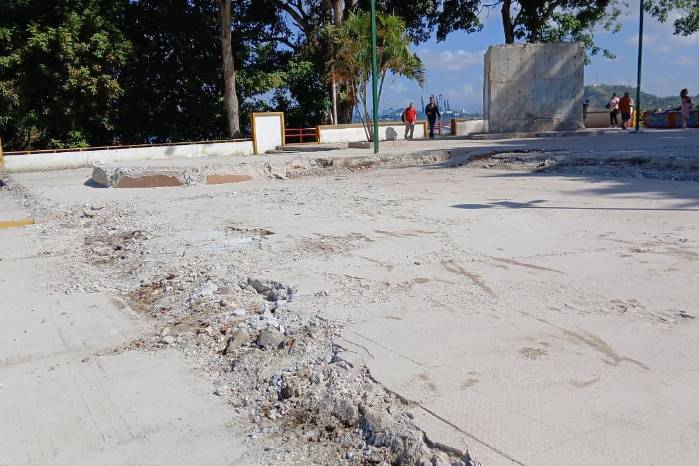 En la mañana de este domingo, el mirador amaneció bajo escombros tras la demolición del monumento.