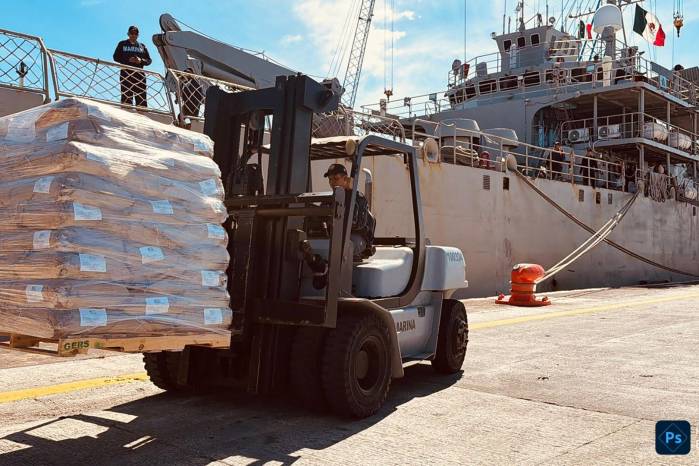 Imagen cedida por la Secretaría de Relaciones Exteriores (SRE) de México, de integrantes de la Armada de México, durante el traslado de ayuda humanitaria hacia Cuba.