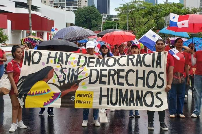Ni la lluvia que cayó en la capital detuvo la concentración de mujeres y jóvenes de todas las edades.