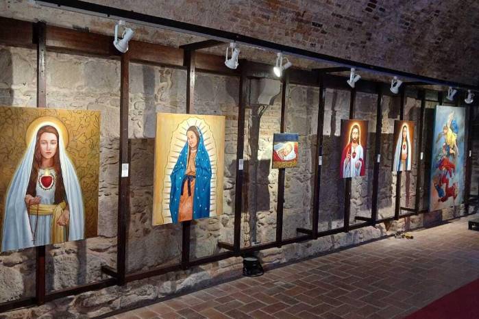 La exposición mezcla aspectos de la cultura panameña con elementos católicos.