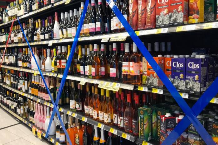 Para hacer cumplir la medida, la Alcaldía de Panamá facultó a la Policía Municipal, inspectores municipales, funcionarios de cumplimiento y jueces comunitarios.