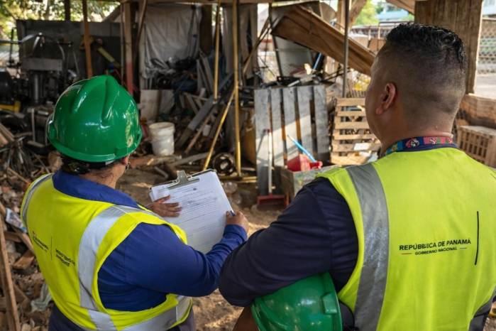 Se confirmó la existencia de rellenos con escombros de construcción que obstruyen aproximadamente el 70% del cauce natural en Puente del Rey.