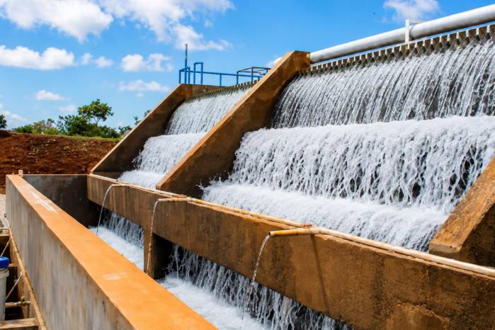 La empresa indicó que, como parte del monitoreo continuo de los parámetros eléctricos, posteriormente se observó una mejora razonable en los niveles de voltaje, lo que permitió reiniciar de manera segura las bombas afectadas.