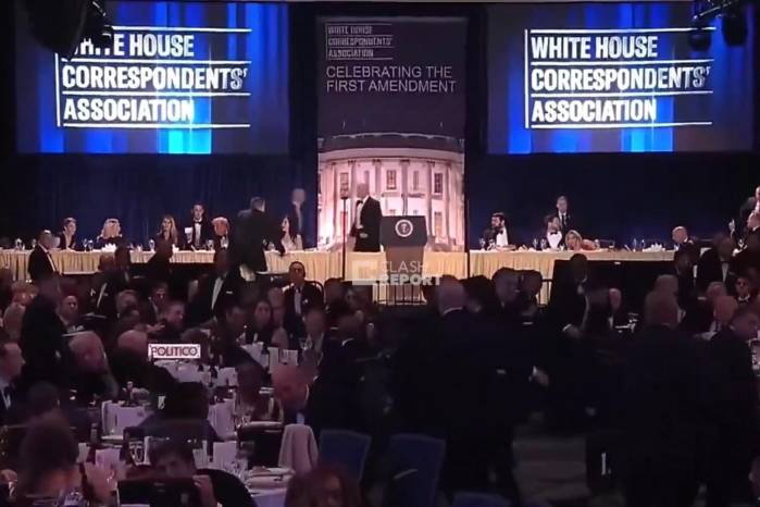 Momento en que la seguridad retira al presidente de la cena.