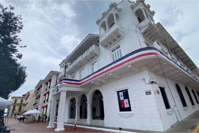 Para mitigar el impacto del alto costo del combustible, el Ejecutivo ordenó limitar los vuelos internacionales, congelar el presupuesto de gasolina estatal y suspender el uso de la flota vehicular no esencial.