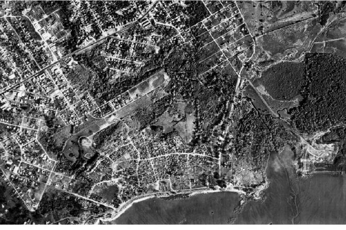 Fotografía aérea de la zona de Panamá Viejo en 1956, que muestra con claridad el avance de los asentamientos informales modernos sobre lo que una vez fueron los arrabales coloniales.