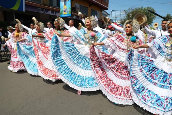 El Desfile de las Mil Polleras es una primera aproximación al folclore panameño; para otros, es una tradición que se repite año tras año sin perder fuerza.
