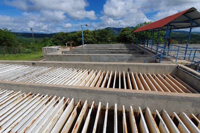 Idaan trabaja en la limpieza de tuberías en Azuero.