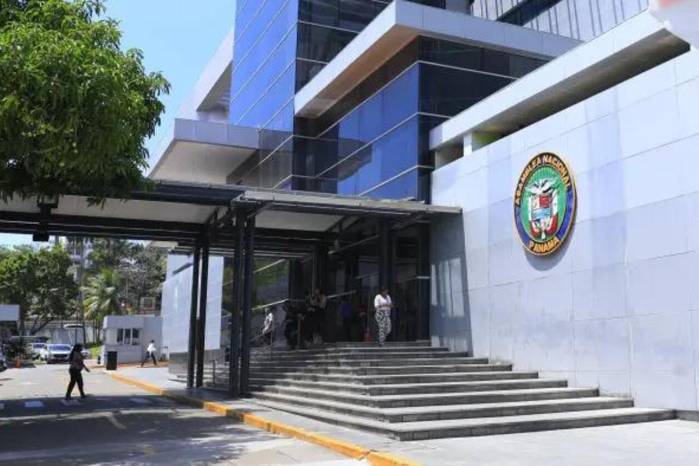 ¡Uno dijo ‘A’ y el otro dice ‘B’! ¿Manda el capitán o manda el marinero?